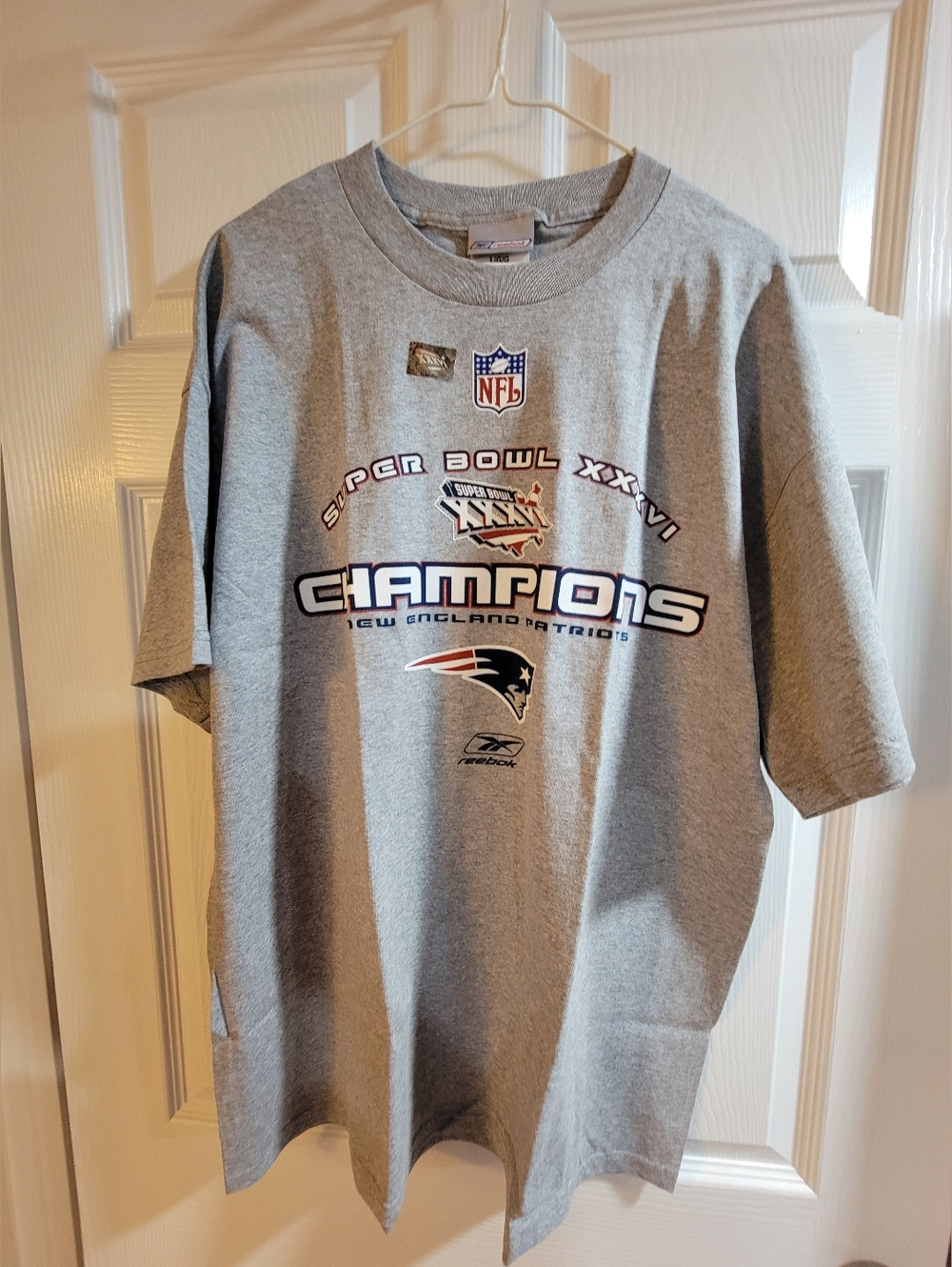 Reebok NFL Super Bowl XXXVI Champions New England Patriots t-shirt. Size L/G/G.